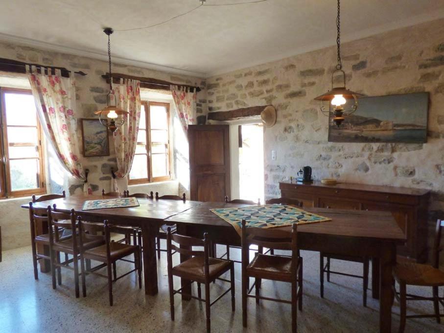 Le Relais Des Baronnies Hotell Montjay  Exteriör bild
